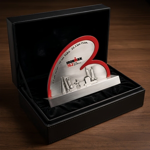 Trophée personnalisé <span class=keywords><strong>de</strong></span> triathlon Bahreïn en métal, motif skyline urbain avec accent rouge, pour événements sportifs au Moyen-Orient - Product Image 3