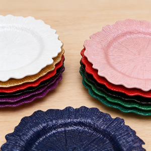 Assiettes de présentation décoratives en plastique de 13 pouces, bordure dorée de luxe, pour mariages et événements, vente chaude à prix abordable pour les entreprises de restauration - Product Image 1