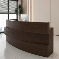 Comptoir de réception moderne multi-niveaux incurvé avec éclairage LED inférieur pour salon de beauté, bureau, hôtel, boutique, spa