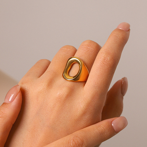 Anillo Ancho <span class=keywords><strong>de</strong></span> Metal Hueco H&C, Novedad <span class=keywords><strong>de</strong></span> Verano, Chapado en Oro <span class=keywords><strong>de</strong></span> 18K PVD, Acero Inoxidable Antideslustre, Joyería para Mujeres y Hombres - Product Image 4