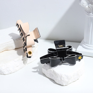 Pince à cheveux en forme de nœud en acétate bicolore noir et beige, pince crabe pour femme, accessoire de coiffure à usage quotidien, style adhérent - Product Image 2