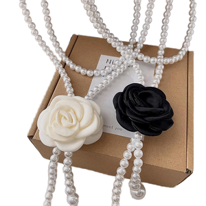 Collar de cadena para mujer con flor de camelia de tela vintage, perlas de imitación y cuentas de aleación, diseño de rosa linda - Product Image 1