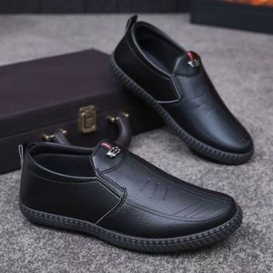 Nuove Scarpe da Uomo con Suola Morbida e Superficie Liscia, Leggere e Casual, Modello Slip-On - Product Image 3