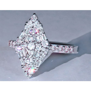 Elegante anello a rombo in tonalità argento per donna, gioielli alla moda con design intarsiato scintillante - Product Image 6