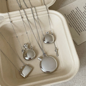 Collier en acier inoxydable poli, style classique, en forme de pot à eau, de pot à vin, de bouteille d'eau, de vase ou de pendentif, idéal pour un anniversaire - Product Image 6