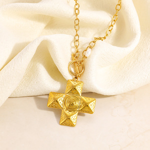 Collar con colgante de cruz chapado en oro de 18k, cruz texturizada con dije de perla de agua dulce, gargantilla de moda, regalo para mujer - Product Image 4