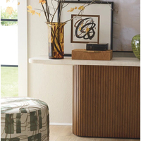 Table console sculpturale en marbre Dream Home, profil d'arche asymétrique, panneau en bois de noyer cannelé, mobilier de luxe pour salon et hall