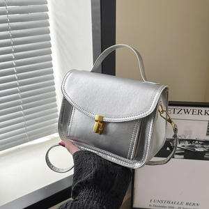 กระเป๋าถือแฟชั่นใหม่ปี 2026 สำหรับผู้หญิง สีพื้น ใช้งานได้หลากหลาย สะพายไหล่เดียวหรือสะพายข้าง - Product Image 3