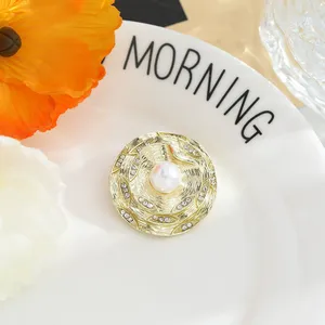 <span class=keywords><strong>Broche</strong></span> Fleur de Camélia Polyvalente pour Femme, Anti-Éblouissement, Petite <span class=keywords><strong>Broche</strong></span> Florale à Fixation par Boucle, en Alliage Plaqué avec Imitation Perle, pour Fête et Mariage - Product Image 1