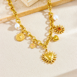 Cadena gruesa chapada en oro retro de moda transfronteriza europea y americana con dijes de sol, amor, perlas e insectos, de acero inoxidable. - Product Image 2