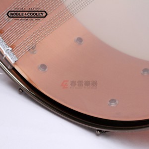 Tambor <span class=keywords><strong>de</strong></span> Percusión American NC Noble & Cooley Copper Classic Series 14x6 con Cámara <span class=keywords><strong>de</strong></span> Metal Mate Cepillado - Product Image 5