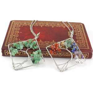 Collana con pendente curvo a forma di albero della vita in cristallo di pietra naturale colorata N08 fresca e dolce - Product Image 3