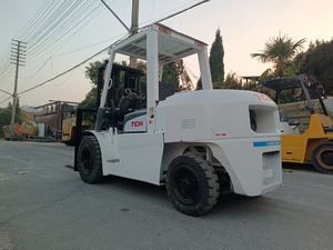 Montacargas Diésel Usado Komatsu FD2.5/3/4/5/7/10/15/16/25/30-Ton FD50 FD30 FD70 con Tres Elevadores Maestros en Shanghái en Venta - Product Image 3