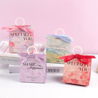 Boîte cadeau de mariage triangulaire à motif floral, peinte à l'huile avec nom personnalisé, avec poignée en perles et ruban, pour emballage de bonbons pour invités