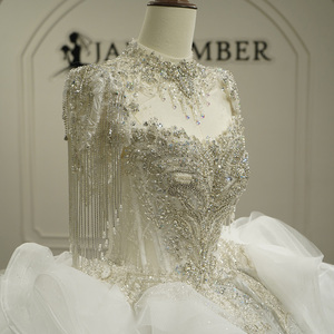 GT26057 Venta al por mayor de fábrica Vestido de novia moderno perfecto con escote corazón, pedrería, cola capilla, largo hasta el suelo y sin espalda para - Product Image 5