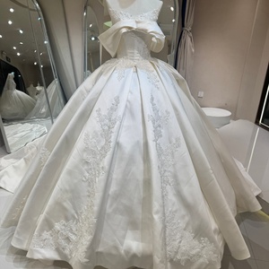 Robe de mariée élégante Jancember, modèle DW0228, en satin ivoire, avec col portrait, épaules dénudées, appliques de dentelle symétriques, coupe princesse. - Product Image 1