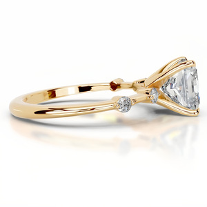 Anillo de Compromiso con Moissanita Corte Princesa de 2 Quilates, Oro Amarillo, Estilo Clásico, Joyería Fina para Mujer - Product Image 3