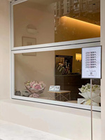 Fenêtre pliante de cuisine moderne avec cadre en alliage d'aluminium Fenêtres à lames pliantes en bois et aluminium Portes pliantes pour hôtel