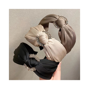 Serre-têtes de luxe pour femmes 2025 – Accessoires capillaires élégants en satin à bord large orné de strass avec breloque, 14 cm - Product Image 1