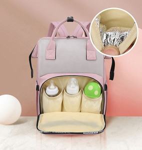 กระเป๋าเป้สะพายหลังอเนกประสงค์สำหรับคุณแม่ พร้อมช่องใส่ของเปียก ช่องใส่ของแบบมีโลโก้ แผ่นรองเปลี่ยนผ้าอ้อมสีดำ ช่องเสียบ USB สำหรับใส่ของใช้เด็กอ่อน - Product Image 2