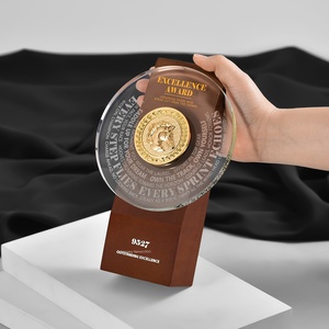 Trofeo Personalizzato in Cristallo Rotondo Stile Sportivo con Base in Legno, Design a Medaglia <span class=keywords><strong>per</strong></span> Riconoscimenti Aziendali e Riunioni Annuali - Product Image 4