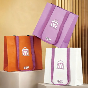 Bolsa de Papel <span class=keywords><strong>Violeta</strong></span> de Lujo con Logotipo Personalizado, Bolsa de Compras Morada con Laminado Mate y Asa de Cinta Larga para Venta al por Mayor de Ropa - Product Image 2