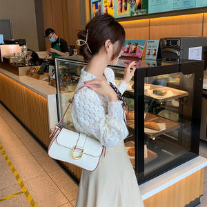 Sac d'épaule tendance pour femme, collection été 2025, avec fermeture éclair et design texturé, idéal pour l'automne - Product Image 2