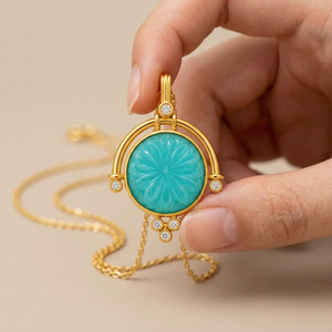 Collar de Moda con Colgante Floral Tallado en Jade Aqua y Pequeños Detalles de Circonita Cúbica, Cadena de Latón Sólido Chapada en Oro de 18k para Mujer - Product Image 5