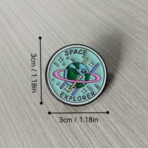 Không gian phong cách huy hiệu theo chủ đề với đồ họa trái đất. Tuyệt vời cho những người thích thiên văn học và thời trang độc đáo, văn bản 'thám hiểm không gian - Product Image 4