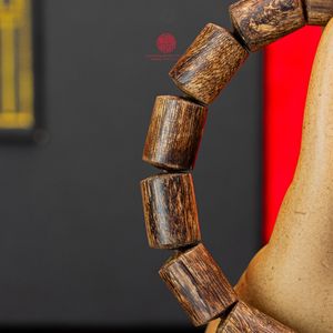 กำไลข้อมือไม้กฤษณาลูทองสุดหรูสำหรับผู้ชาย ขนาด 10x12 มม. ลูกปัดไม้ธรรมชาติ งานแฮนด์เมด เครื่องประดับโดดเด่น - Product Image 2