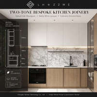 Meubles de cuisine modulaires modernes sans poignées bicolores, finition chêne naturel veiné, laque blanc cassé mat, verre cannelé Calacatta, OEM ODM
