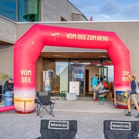 Arche gonflable extérieure multicolore personnalisée avec ventilateur intégré et installation facile, idéale pour la publicité sportive