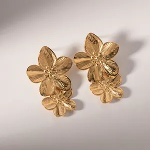 INS Luxo em aço inoxidável Double Flower Pendant Stud Earrings Vintage impermeável PVD 18K banhado a ouro brincos para mulheres