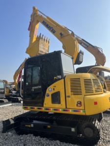 รถขุดขนาดเล็ก Komatsu PC70-8 ของแท้จากญี่ปุ่น น้ำหนัก 7 ตัน เครื่องยนต์ SAA4D95LE บุ้งกี๋ขนาด 0.3 ลูกบาศก์เมตร รถขุดไฮดรอลิกขนาดเล็ก ราคา FOB เซี่ยงไฮ้ - Product Image 1