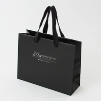 Sacs cadeaux en papier biodégradables de luxe en gros, impression dorée personnalisée pour l'emballage de chaussures et de vêtements, matériau en carton, commandes personnalisées