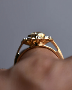 Anillo de Compromiso de Lujo con Diamante Cultivado en Laboratorio de Corte Brillante de 1.25 CT, Certificado por IGI, Oro Sólido de 14K, Chapado en Oro de 18K, Halo en Forma de Flor - Product Image 4