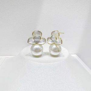 Boucles d'oreilles clous papillon en argent 925 plaqué or 18 carats, hypoallergéniques, avec perle et fleur, pour usage quotidien - Product Image 3