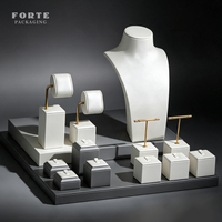 Ensemble de présentoirs à bijoux professionnels FORTE White Custom, en cuir PU, pour bagues, montres, colliers et autres bijoux.