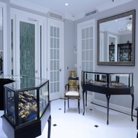Vitrine de présentation de bijoux vintage en métal noir rustique sur pied avec éclairage LED, design personnalisable, durable et facile à nettoyer
