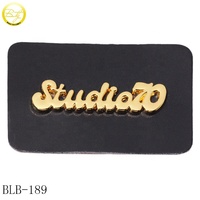 Fabricant d'étiquettes en cuir fait rectangle lettre or patchs logo privé couture pu étiquettes pour sacs et vêtements