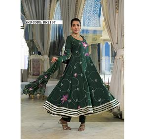 Ensemble Kurta Traditionnel Moderne pour Femmes Indiennes en Coton Charmant, Motifs Soigneusement Conçus, Coupe Confortable et Classique, Idéal pour les Fêtes et les Mariages - Product Image 2