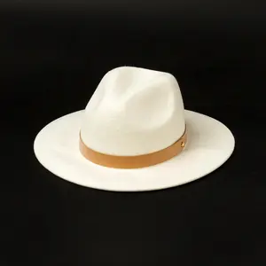 批发新款时尚男女皆宜的白色平边帽檐羊毛毛毡羊毛毡帽子，配人造皮革镶边