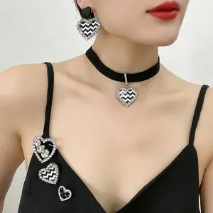 Y2K Style moderne Monochrome broches noires et blanches en damier coeur cristal boucles d'oreilles ras du cou collier ensemble de bijoux