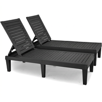 Chaise longue noire à lattes avec dossier réglable et table d'appoint en osier pour piscine, patio, jardin et cour.