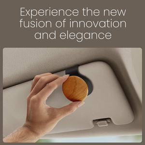Diffuseur d'air rond en bois pour voiture, à clipser sur pare-soleil, rechargeable, désodorisant longue durée pour la décoration intérieure de voiture - Product Image 1
