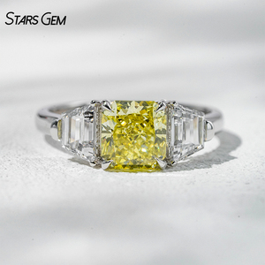 Bague de fiançailles classique unisexe en or blanc 18 carats avec trois pierres, diamant jaune de laboratoire de 2,6 carats, taille radiant, 6,4*6,8 mm, Starsgem - Product Image 1