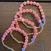 Bracelets extensibles personnalisés avec perles initiales, perles dorées, breloques œil porte-bonheur et pendentif cœur émaillé – Cadeaux d'anniversaire pour elle