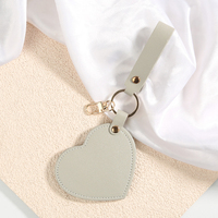 Miroir cosmétique portable en cuir PU en forme de cœur avec logo personnalisé, miroir compact de poche, porte-clés