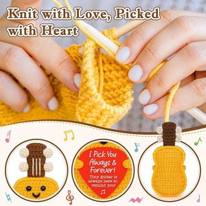 Muñeco de ganchillo hecho a mano con diseño de guitarra, divertido y popular, para envío transfronterizo, lindo muñeco pequeño de hilo de guitarra. - Product Image 4