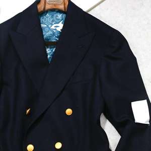 Blazer Personalizado Estilo Italiano Azul Marino, Cuello en V, Doble Botonadura, Botones Metálicos Dorados, Corte Entallado, Lana, Media Forro, Formal, para Negocios o Bodas - Product Image 2